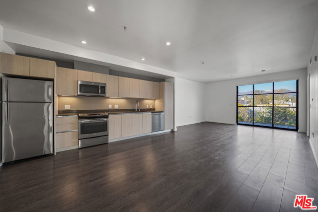5800 Harold Way, Los Angeles CA: https://media.crmls.org/mediaz/6ad570a1-5ddd-4027-b84c-47e31aede80d.jpg