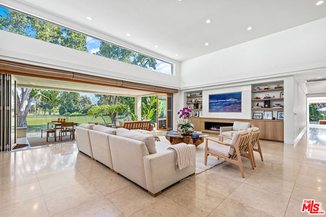 10424 Valley Spring Lane, Toluca Lake CA: https://media.crmls.org/mediaz/6ad5cb45-e9b7-4951-80f1-9ff39e340f81.jpg
