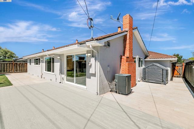 5324 Selma Ave, Fremont CA: https://media.crmls.org/mediaz/6ad6951d-ef60-44f5-b975-69580e72fa1f.jpg