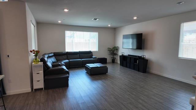 17516 Gemini Ct, Lathrop CA: https://media.crmls.org/mediaz/6ad6dae8-6881-4cb1-b564-bcf8201a596b.jpg