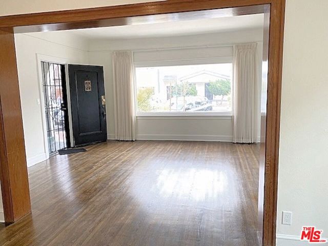 25 Falcon Avenue, Long Beach CA: https://media.crmls.org/mediaz/6ad7ee58-ad7c-4497-b509-1e1f3a8c7365.jpg