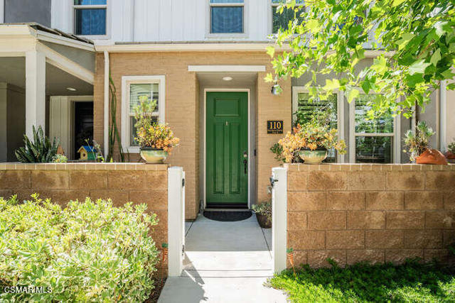 110 Red Brick Drive, Simi Valley CA: https://media.crmls.org/mediaz/6ada3b75-4624-41e8-9ef3-13f6a577ba0d.jpg
