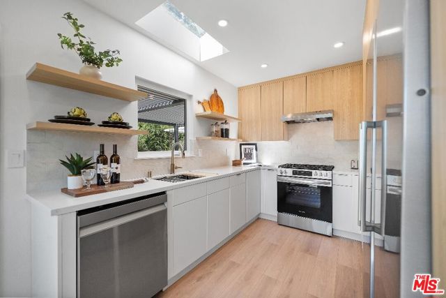 3260 Sagamore Way, Los Angeles CA: https://media.crmls.org/mediaz/6adb00d6-0080-4e2d-b6ca-123f37f0c417.jpg