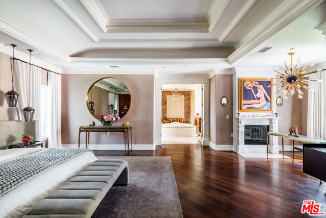 727 N Alta Drive, Beverly Hills CA: https://media.crmls.org/mediaz/6adb7337-5b17-4bcb-905d-324593dca83a.jpg