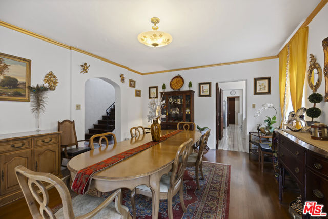 3806 Carnavon Way, Los Angeles CA: https://media.crmls.org/mediaz/6adc21c3-b69c-4334-a192-80c37bc23563.jpg