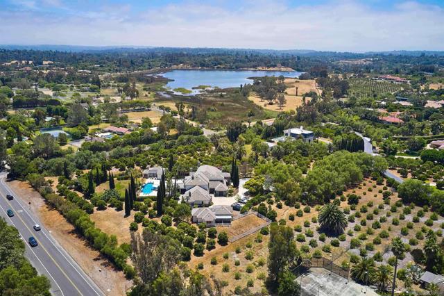 18092 Lago Vista, Rancho Santa Fe CA: https://media.crmls.org/mediaz/6adc9736-20b9-4db6-8837-3800160e2c2d.jpg