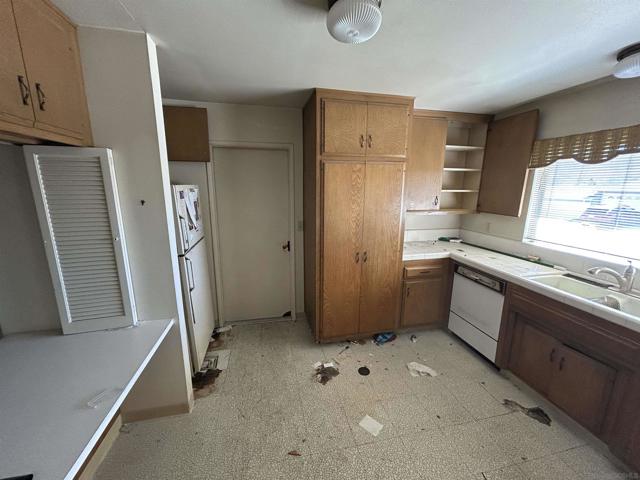 1638 La Tierra Ln, San Marcos CA: https://media.crmls.org/mediaz/6ade5252-59e5-4b6a-95fd-68075e2cd664.jpg