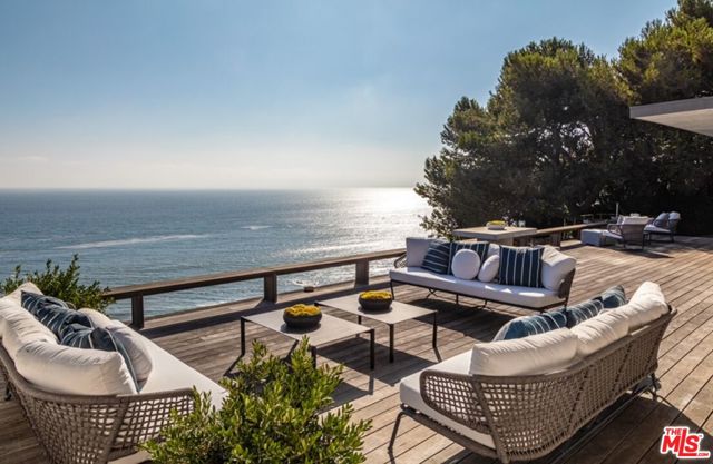 32554 Pacific Coast Highway, Malibu CA: https://media.crmls.org/mediaz/6adee239-8863-45d3-b013-8c2975f0c099.jpg