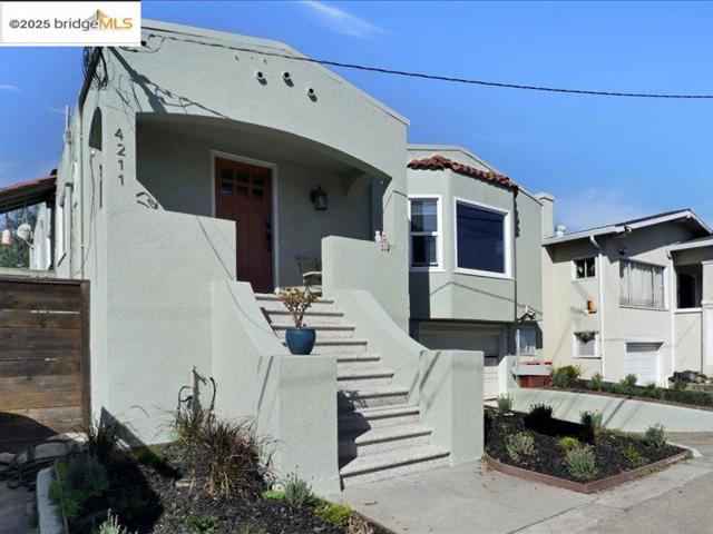 4211 Market St, Oakland CA: https://media.crmls.org/mediaz/6adee9b5-deaf-42f3-bc8b-340f25c7ffbc.jpg