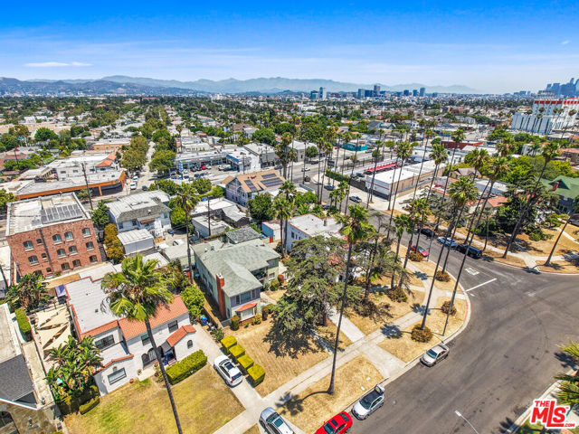 4409 Victoria Park Drive, Los Angeles CA: https://media.crmls.org/mediaz/6adf04d6-795d-4b82-a150-e1bd95e7f369.jpg