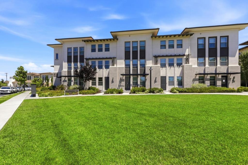 1010 Goldenstar Place