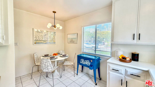 2403 Ocean Avenue, Venice CA: https://media.crmls.org/mediaz/6adff711-f5c4-4798-b71c-f7ac809f9f12.jpg