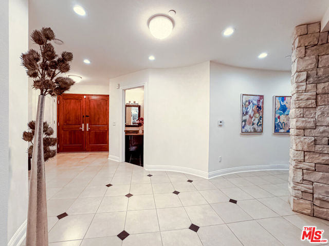 4848 Wilshire Boulevard, Los Angeles CA: https://media.crmls.org/mediaz/6ae00174-01ee-41cc-b5ef-f20b009be86c.jpg