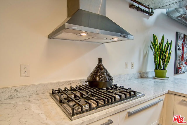 1046 Princeton Drive, Venice CA: https://media.crmls.org/mediaz/6ae07e64-ed8c-4a10-af9b-c65533ebe39e.jpg