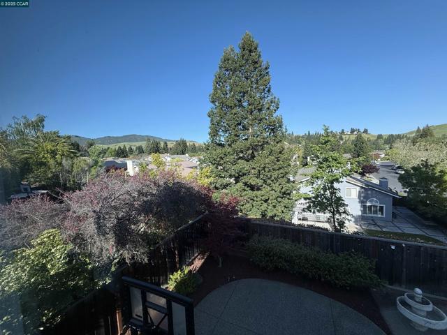600 Bourne Ct, Danville CA: https://media.crmls.org/mediaz/6ae1c319-55f6-4b87-a4a6-a0fba84f97bb.jpg