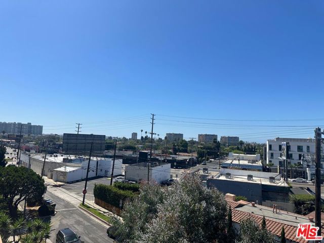 2452 Penmar Avenue, Venice CA: https://media.crmls.org/mediaz/6ae2de3f-93ed-4246-9b30-e69d6d14838f.jpg