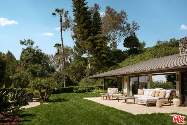 1117 N Beverly Drive, Beverly Hills CA: https://media.crmls.org/mediaz/6ae42e70-d38a-4b5d-ad4a-ab8d9a2f8110.jpg