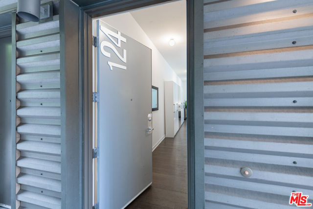 4080 Glencoe Avenue, Marina del Rey CA: https://media.crmls.org/mediaz/6ae45203-d5c6-4d7d-844d-5df60d594431.jpg