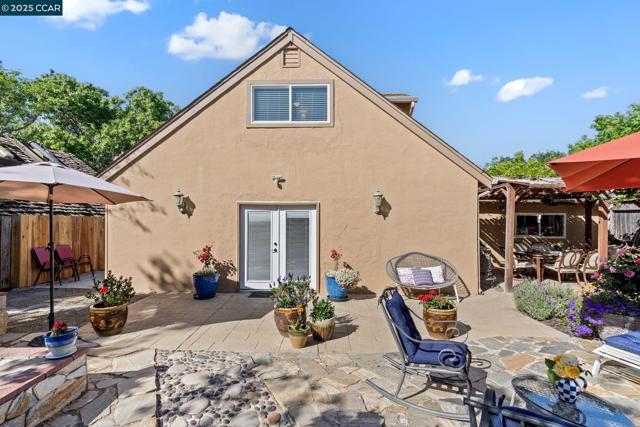 4218 Cobblestone Dr, Concord CA: https://media.crmls.org/mediaz/6ae4b596-76e7-4db6-8c0e-a5c773c232df.jpg