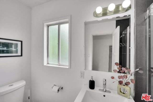 828 Hill Street, Santa Monica CA: https://media.crmls.org/mediaz/6ae4c097-cfde-4ce6-9cf2-36101ff3482a.jpg