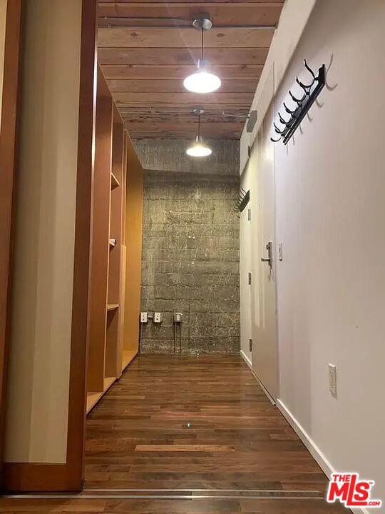 530 S Hewitt Street, Los Angeles CA: https://media.crmls.org/mediaz/6ae64cd2-5cf9-436f-b609-328780b19c36.jpg