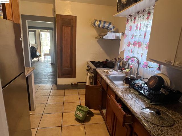 1993 38Th Ave, Oakland CA: https://media.crmls.org/mediaz/6ae7c3c7-6258-4a8e-abc0-c01572ab77d6.jpg