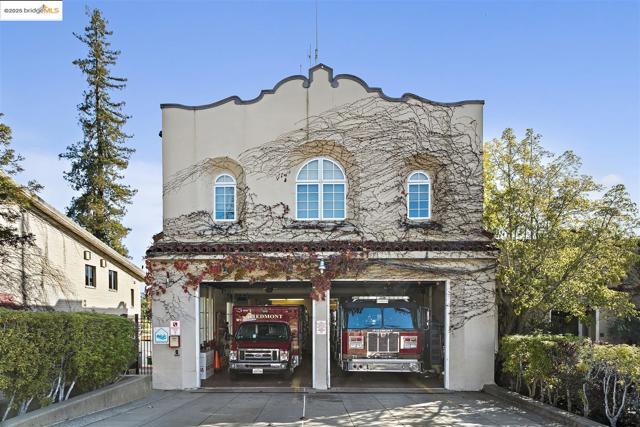61 Wildwood Ave, Piedmont CA: https://media.crmls.org/mediaz/6ae8588c-df60-43bf-8eb0-2399b53939c9.jpg