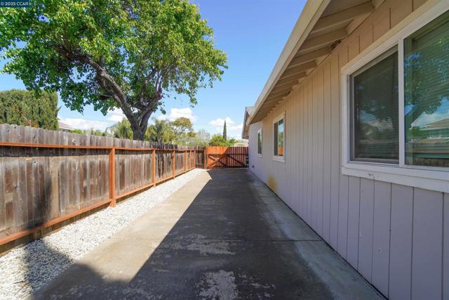 81 Pioneer Ct, Oakley CA: https://media.crmls.org/mediaz/6ae8ab6b-eb57-4f81-9a1c-0cea524ea0ee.jpg