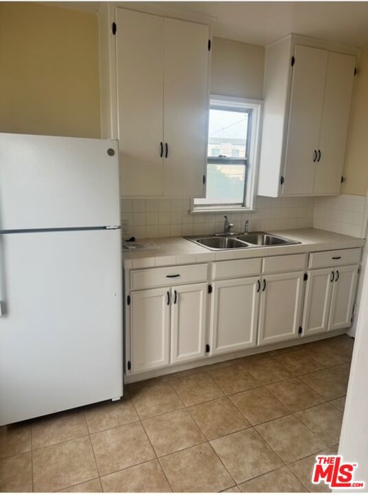 900 W 69th Street, Los Angeles CA: https://media.crmls.org/mediaz/6ae983cb-5391-493f-96e4-eaa728823e17.jpg