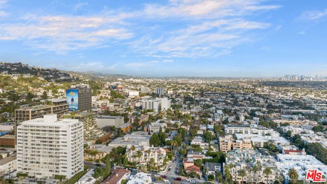 999 N Doheny Drive, West Hollywood CA: https://media.crmls.org/mediaz/6ae9a69e-5ff2-480f-9f0e-ce92a322612c.jpg