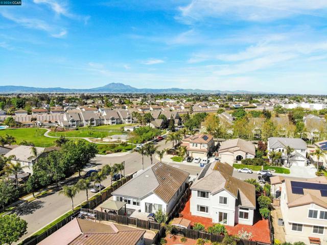 14 Renoir Ct, Oakley CA: https://media.crmls.org/mediaz/6aeade50-b530-490b-9bf5-a0a64da2c134.jpg