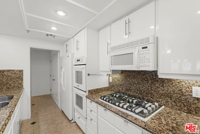 5224 Zelzah Avenue, Encino CA: https://media.crmls.org/mediaz/6aeb153a-872f-4248-98bb-b678ca8843e8.jpg