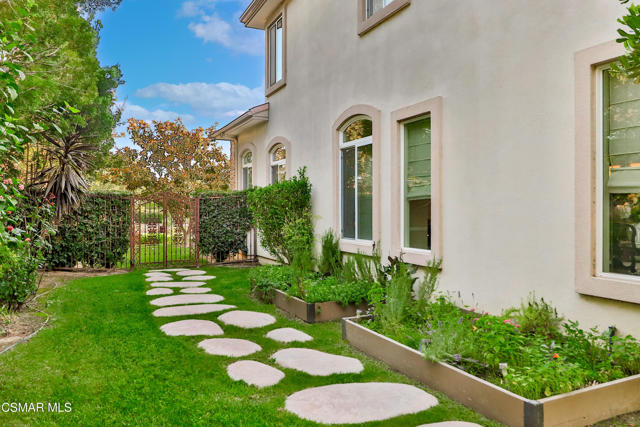 11275 Watson Drive, Moorpark CA: https://media.crmls.org/mediaz/6aeb82f8-c1e0-4d26-85f2-6725ea45d49b.jpg