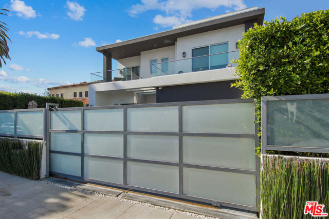 429 N Sweetzer Avenue, Los Angeles CA: https://media.crmls.org/mediaz/6aece97c-05da-4e26-9765-33ad63b0f17d.jpg