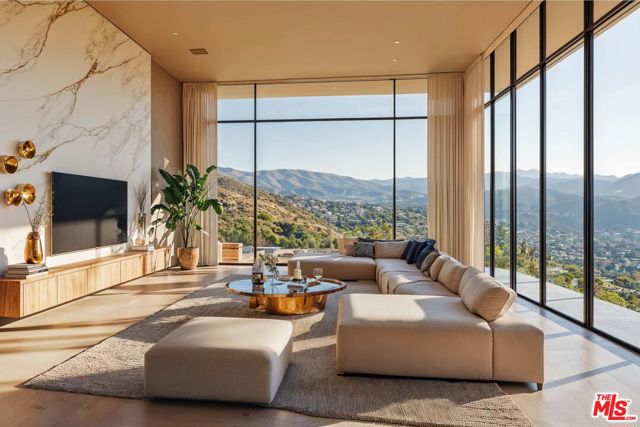 1510 N Tigertail Road, Los Angeles CA: https://media.crmls.org/mediaz/6aed024c-2726-433a-8be0-38b30db87632.jpg