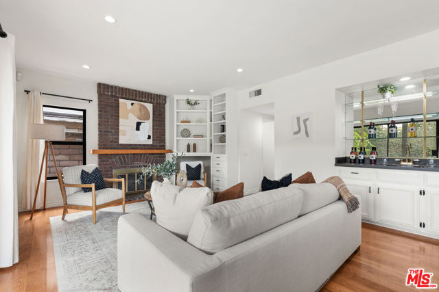 6514 S Copperwood Avenue, Inglewood CA: https://media.crmls.org/mediaz/6aedc287-ccfc-4cf5-ad67-39ab2141828e.jpg