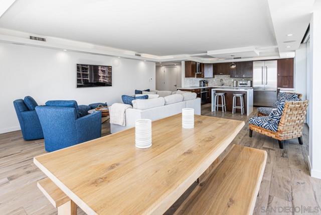1760 Avenida Del Mundo, Coronado CA: https://media.crmls.org/mediaz/6aedca9e-950c-4316-b41a-d8f6ed6b0bdb.jpg