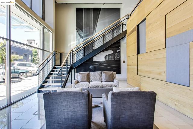 311 Oak St, Oakland CA: https://media.crmls.org/mediaz/6aedd2f3-4302-4ec6-b8fa-01a8a9c88666.jpg
