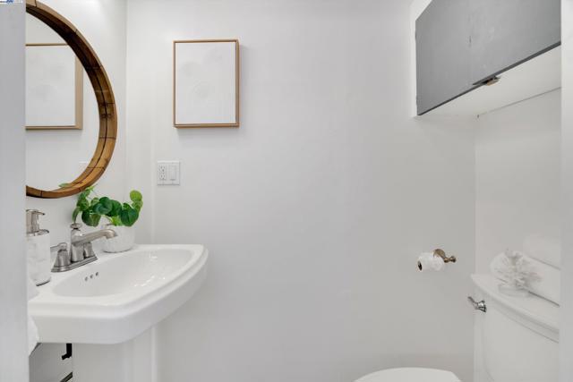 3 Dale Ct, Lafayette CA: https://media.crmls.org/mediaz/6aeeb922-298d-44a6-98ca-452ca509320c.jpg