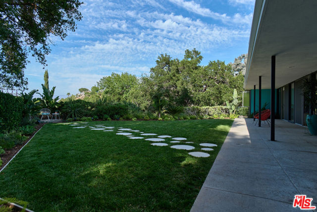 16045 Royal Mount Drive, Encino CA: https://media.crmls.org/mediaz/6aef6b66-5205-4f25-b505-1faac9aa5052.jpg