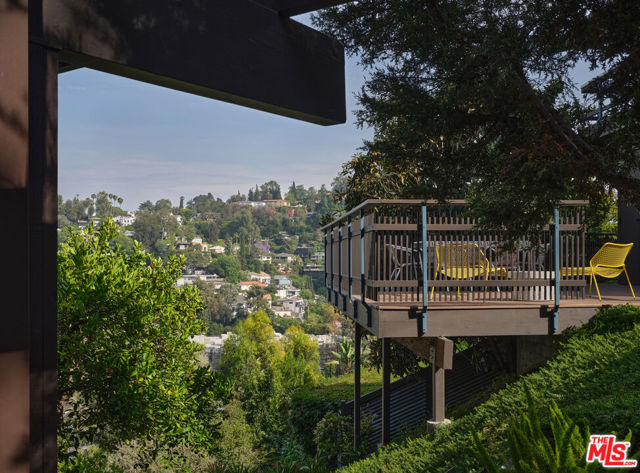 2052 Mayview Drive, Los Angeles CA: https://media.crmls.org/mediaz/6af00b0f-729f-431b-997e-3e9cd8b2230f.jpg