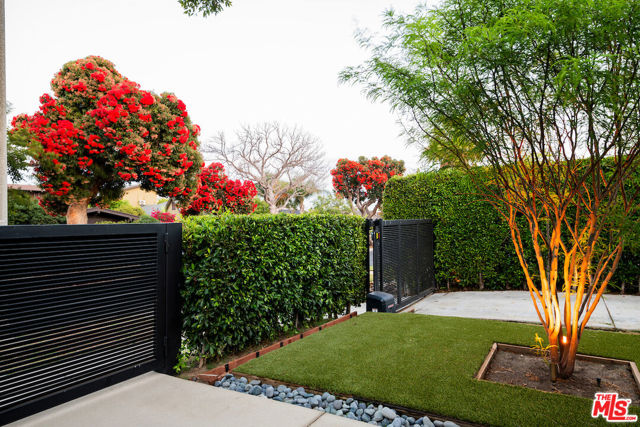 5319 West Boulevard, Los Angeles CA: https://media.crmls.org/mediaz/6af1afee-ecc6-4791-8c20-74075b4cb826.jpg