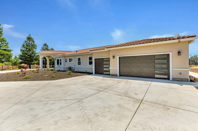 10055 Foothill Avenue, Gilroy CA: https://media.crmls.org/mediaz/6af2b2fe-b3fd-4473-a992-ac6d9e0b5920.jpg