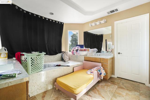 3238 Panda Ct, Antioch CA: https://media.crmls.org/mediaz/6af3098f-3277-45cf-9487-4f8b7c6912c5.jpg