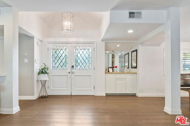 4909 Encino Terrace, Encino CA: https://media.crmls.org/mediaz/6af3c067-5da2-4a12-9c15-650ef7e291ca.jpg
