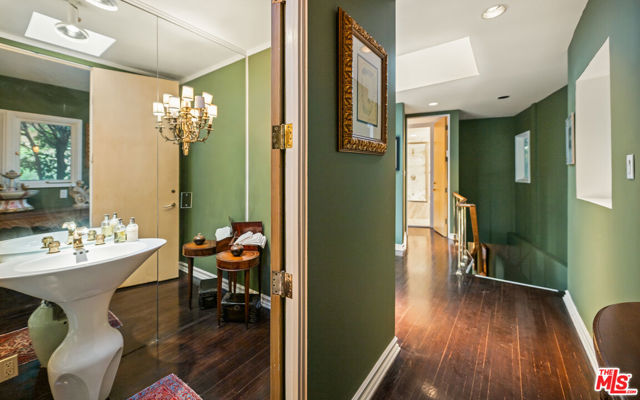 9430 Readcrest Drive, Beverly Hills CA: https://media.crmls.org/mediaz/6af4ab09-a5b0-4dfa-8f57-22da37ad8f0b.jpg