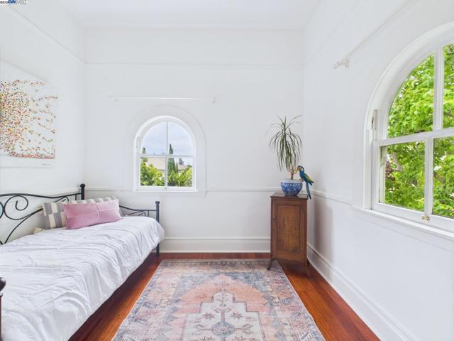 1709 Myrtle St, Oakland CA: https://media.crmls.org/mediaz/6af4b5c2-2b0b-4a95-a4a6-733dc5f66a04.jpg