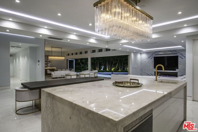 16601 Park Lane Circle, Los Angeles CA: https://media.crmls.org/mediaz/6af6a912-7928-42dc-8031-161671e17df7.jpg