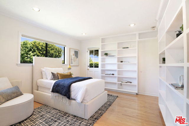 745 25th Street, Santa Monica CA: https://media.crmls.org/mediaz/6af72190-d881-444f-8246-e6848444b1ce.jpg