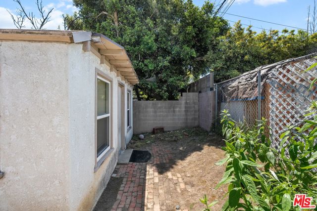 2725 Midvale Avenue, Los Angeles CA: https://media.crmls.org/mediaz/6af7a8e6-3316-4dca-bfc5-e1c0aa9e4baf.jpg